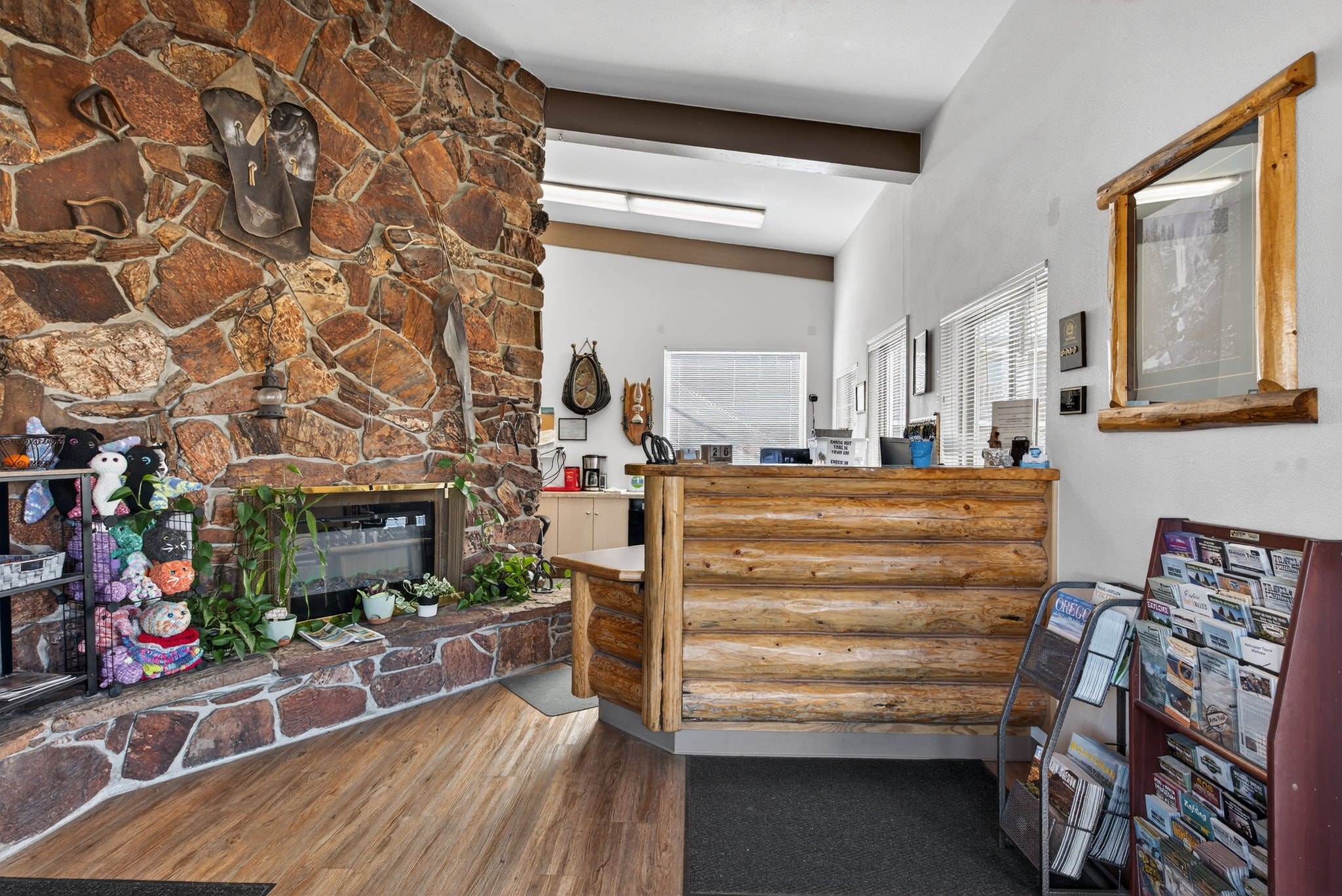 Ponderosa Motel lobby and fireplace