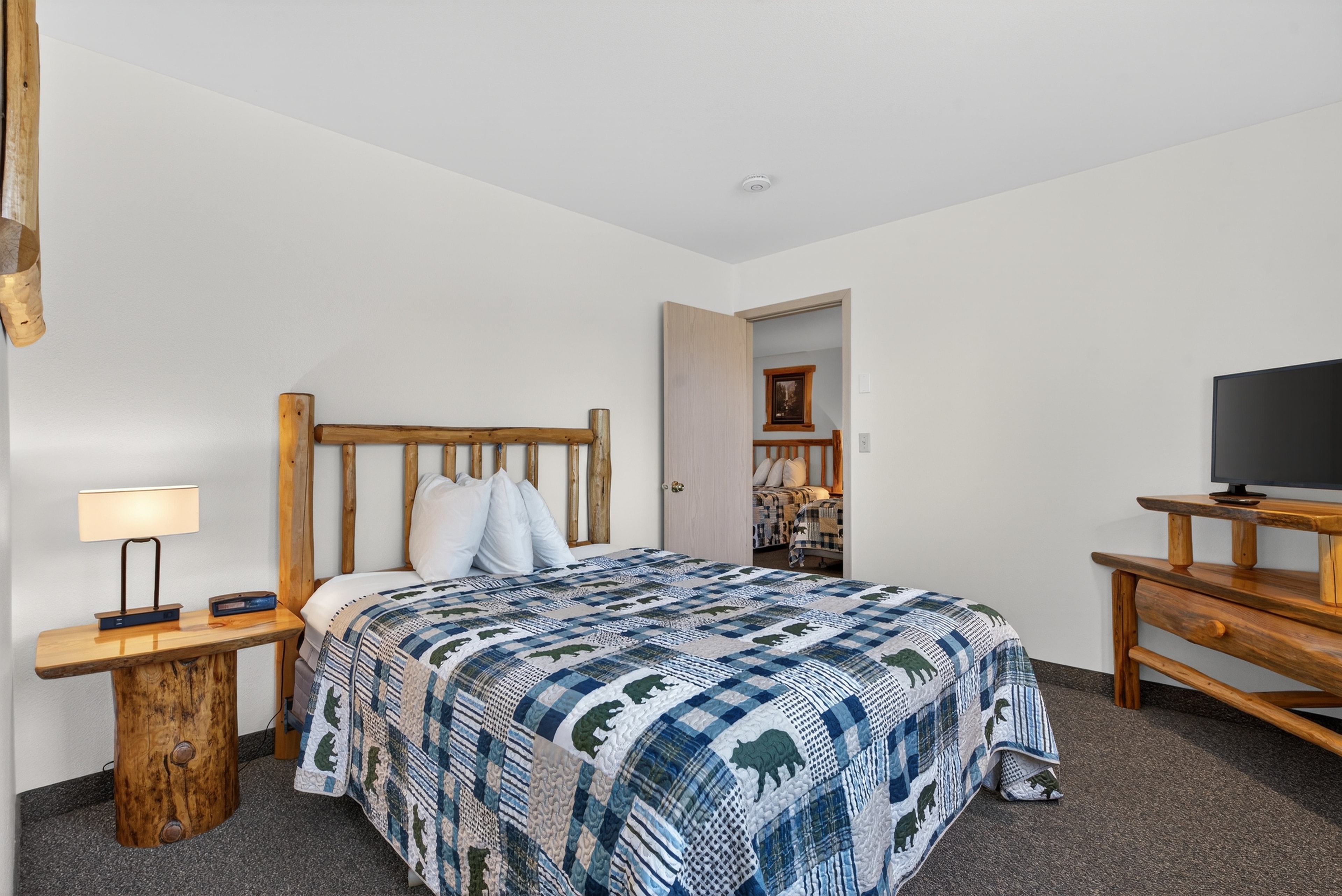 Single Queen room